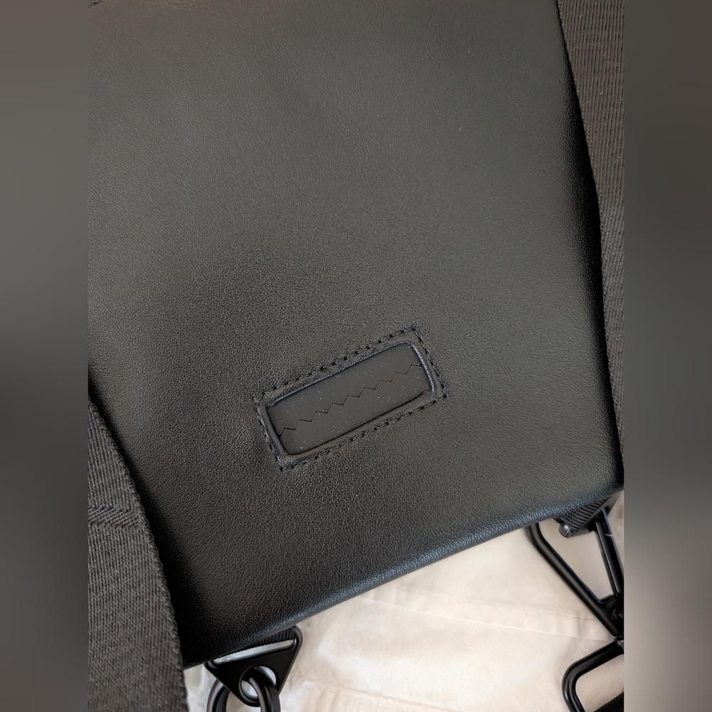 Lambwolf Collective Vegan Leather Convertible Dog Walker Bucket Bag Backpack - Picture 8 of 13